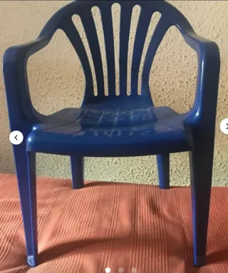 Silla infantil de plástico azul