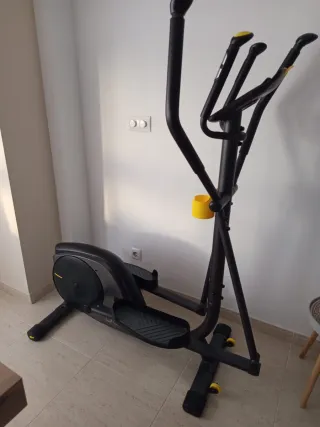 Bicicleta elíptica negra y amarilla