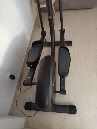 Bicicleta elíptica negra y amarilla