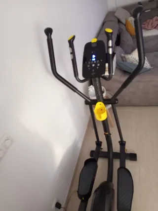 Bicicleta elíptica negra y amarilla