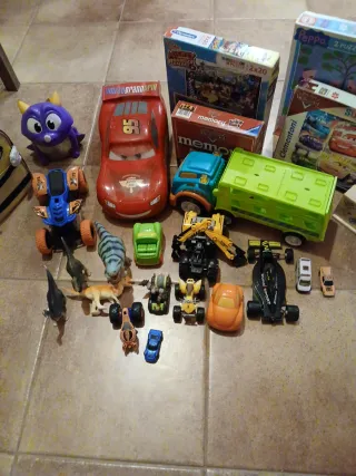 Lote de juguetes varios. Coches,puzzles ,dinosauri
