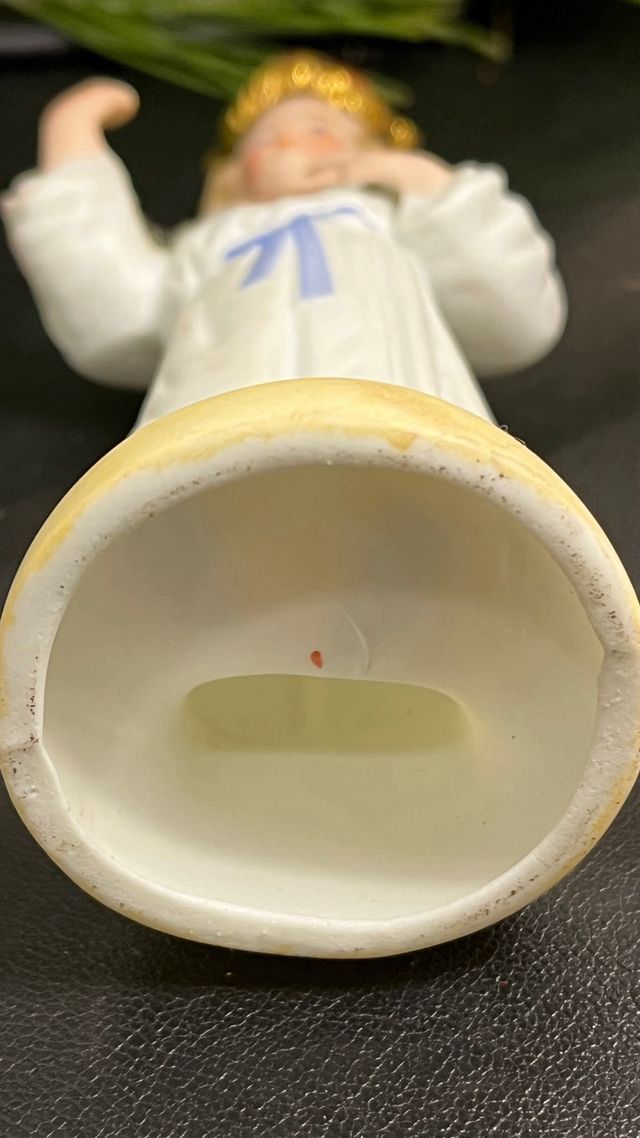 Bambino Gesù. Praga. Biscotto. Porcellana.