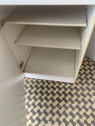 Mobile basso con cassetti e ante in legno perfetto