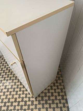 Mobile basso con cassetti e ante in legno perfetto