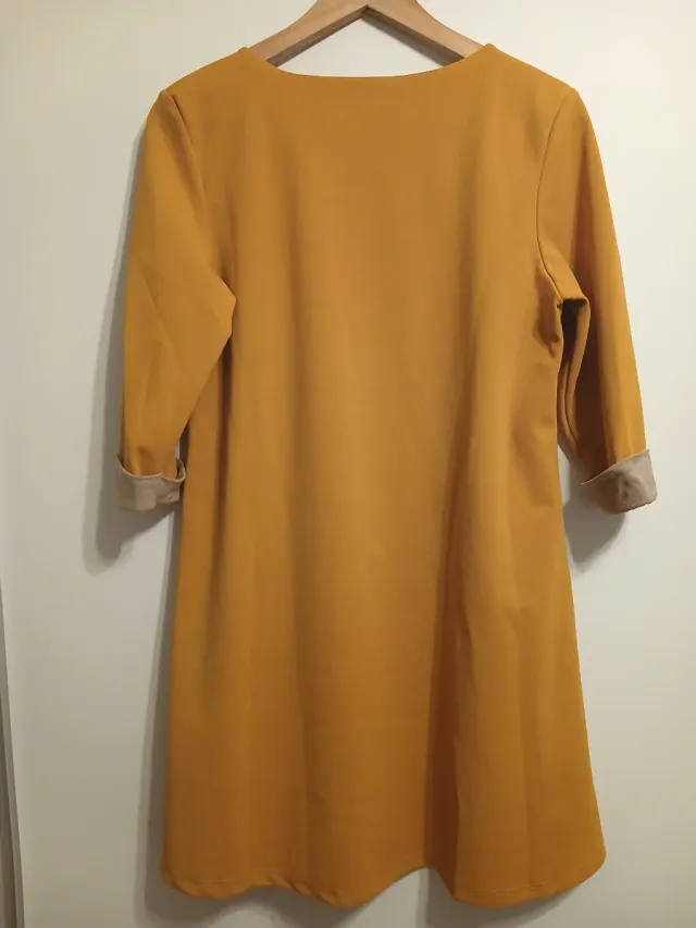 Vestido mostaza con puños beige