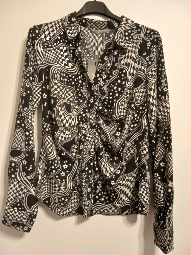 Camisa estampada blanco y negro