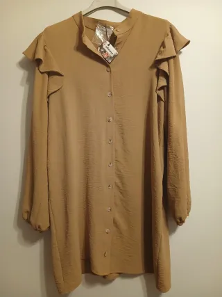 Camisa marrón con volantes