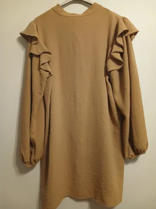 Camisa marrón con volantes