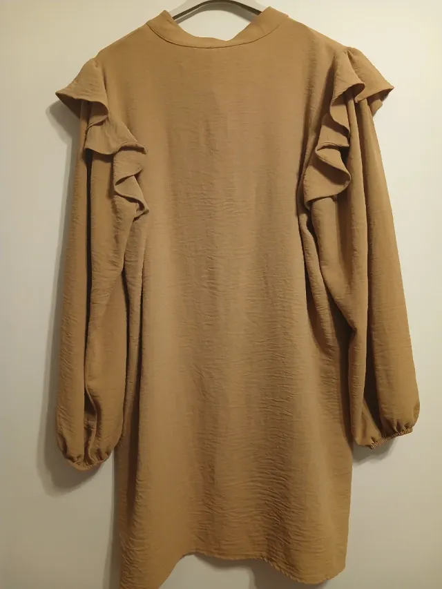 Camisa marrón con volantes