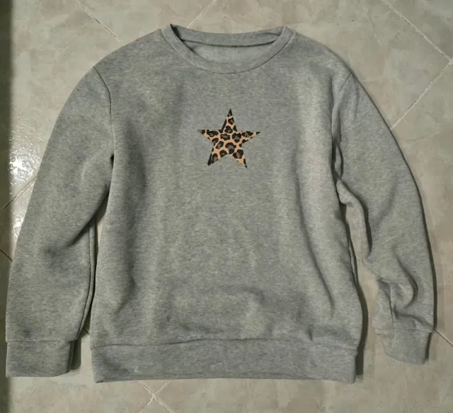 Sudadera gris con estrella
