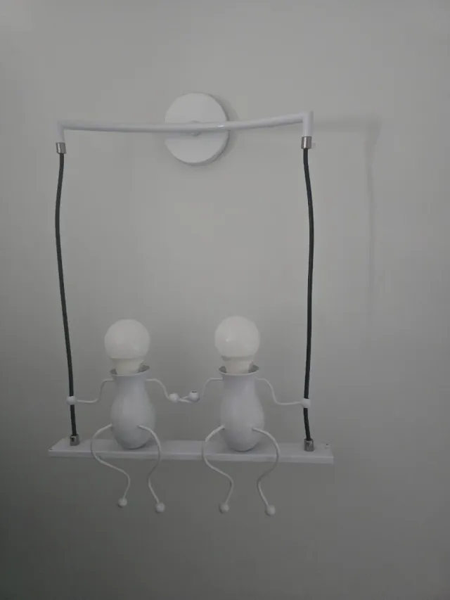 Lámpara de pared con diseño de pareja