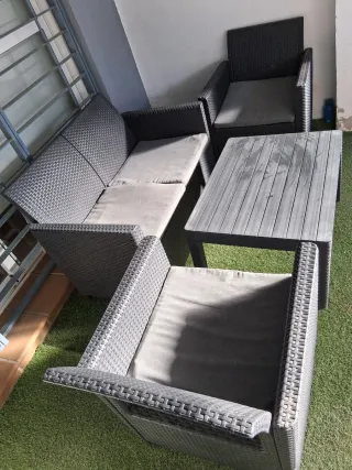 Mesa y 3 sillones de terraza ratán, incluye cesped