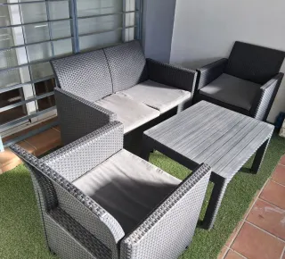 Mesa y 3 sillones de terraza ratán, incluye cesped