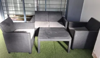 Mesa y 3 sillones de terraza ratán, incluye cesped