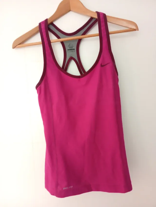 Camiseta deportiva Nike rosa