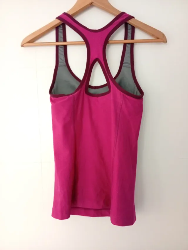 Camiseta deportiva Nike rosa