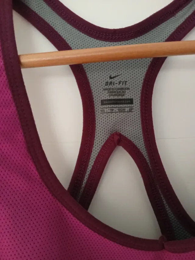 Camiseta deportiva Nike rosa