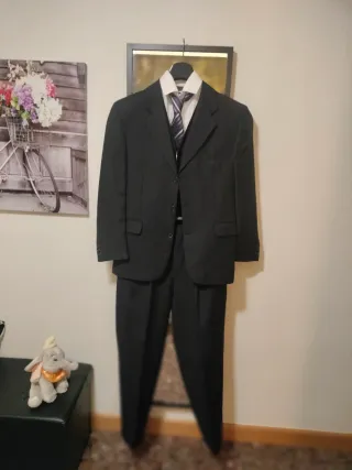 Traje completo con chaleco, camisa y corbata