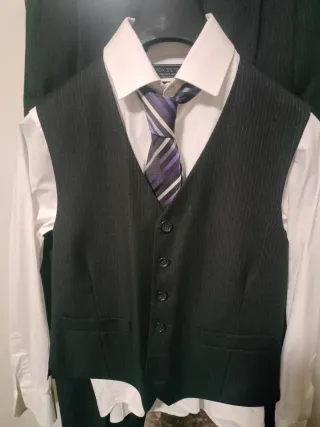 Traje completo con chaleco, camisa y corbata