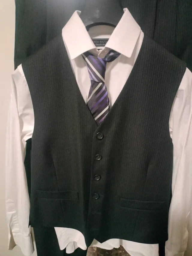 Traje completo con chaleco, camisa y corbata