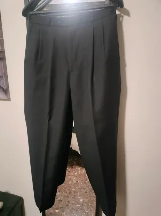 Traje completo con chaleco, camisa y corbata