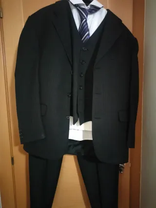 Traje completo con chaleco, camisa y corbata