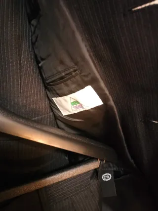 Traje completo con chaleco, camisa y corbata