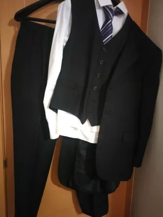 Traje completo con chaleco, camisa y corbata