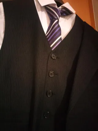 Traje completo con chaleco, camisa y corbata