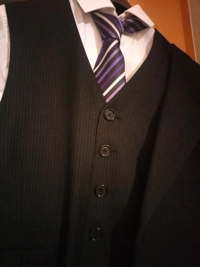 Traje completo con chaleco, camisa y corbata