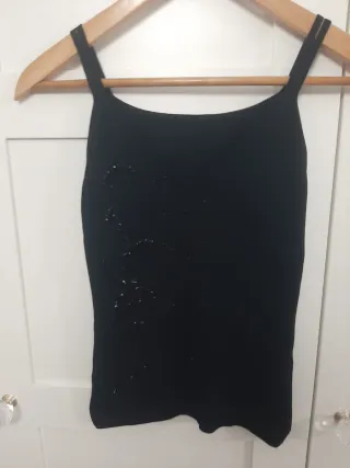 Top punto negro con bordados de pedreria talla M