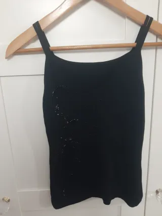 Top punto negro con bordados de pedreria talla M