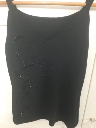 Top punto negro con bordados de pedreria talla M