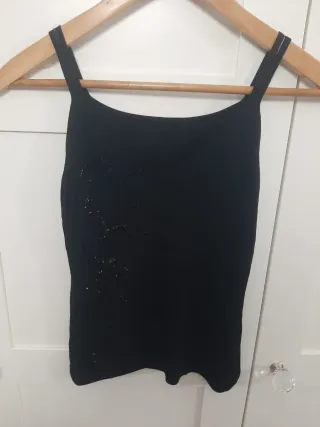 Top punto negro con bordados de pedreria talla M