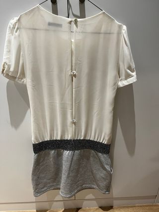 Vestido mini blanco y gris.