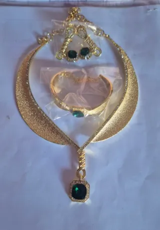 Juego de Joyas Dorado con Piedras Verdes