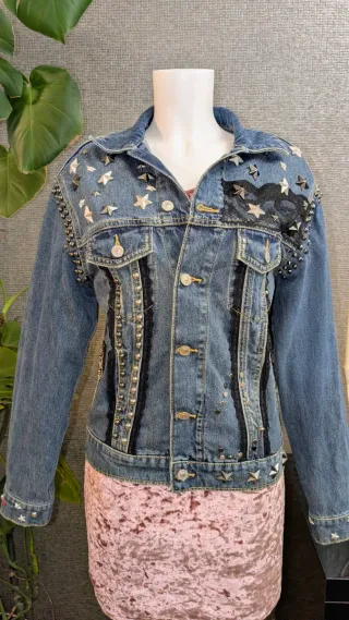 Cazadora vaquera tachuelas y cadenas oversize