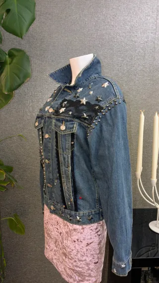 Cazadora vaquera tachuelas y cadenas oversize