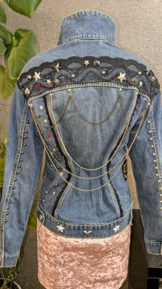 Cazadora vaquera tachuelas y cadenas oversize