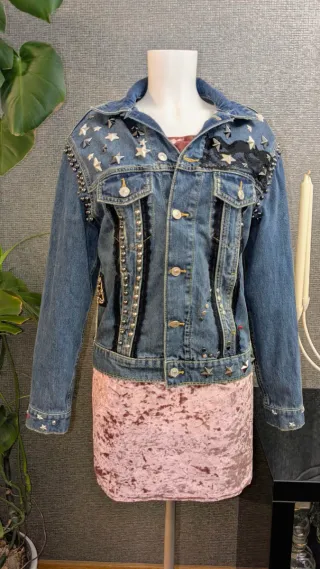 Cazadora vaquera tachuelas y cadenas oversize