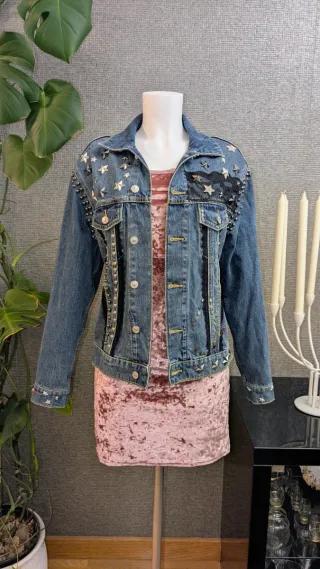 Cazadora vaquera tachuelas y cadenas oversize