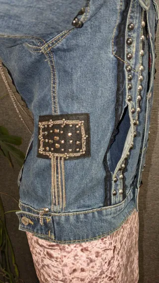 Cazadora vaquera tachuelas y cadenas oversize