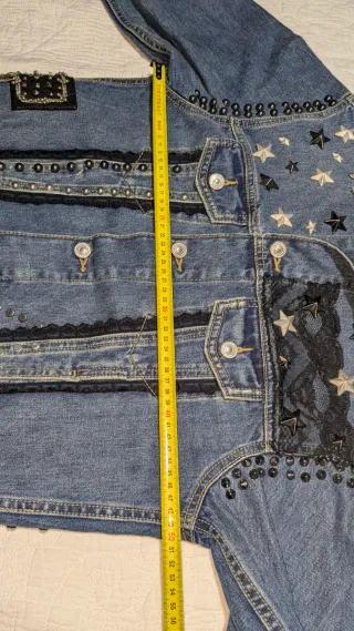 Cazadora vaquera tachuelas y cadenas oversize