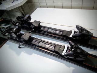 ESQUIS 175cm. SALOMON. ALL MOUNTAIN. PATIN 80.