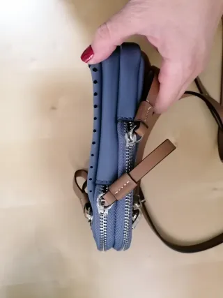 Bolso pequeño mujer azul y marrón.