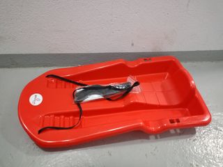 Trineo rojo con cuerda y frenos.