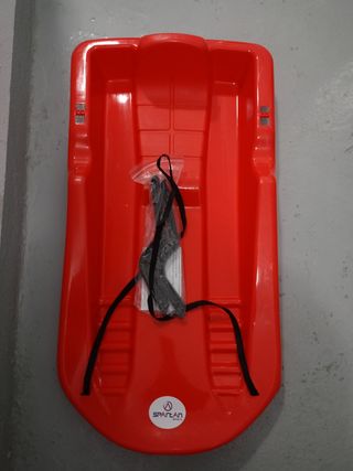 Trineo rojo con cuerda y frenos.