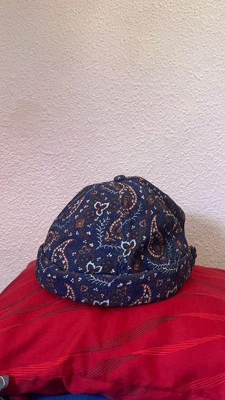 Gorra rockera sin visera estilo paisley