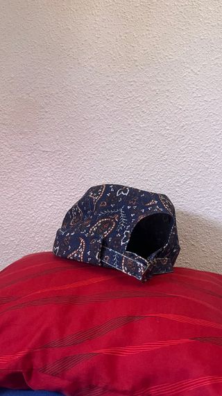 Gorra rockera sin visera estilo paisley