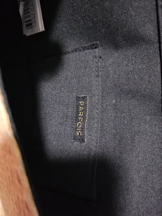 Bolso de mano y bandolera beige con cadena